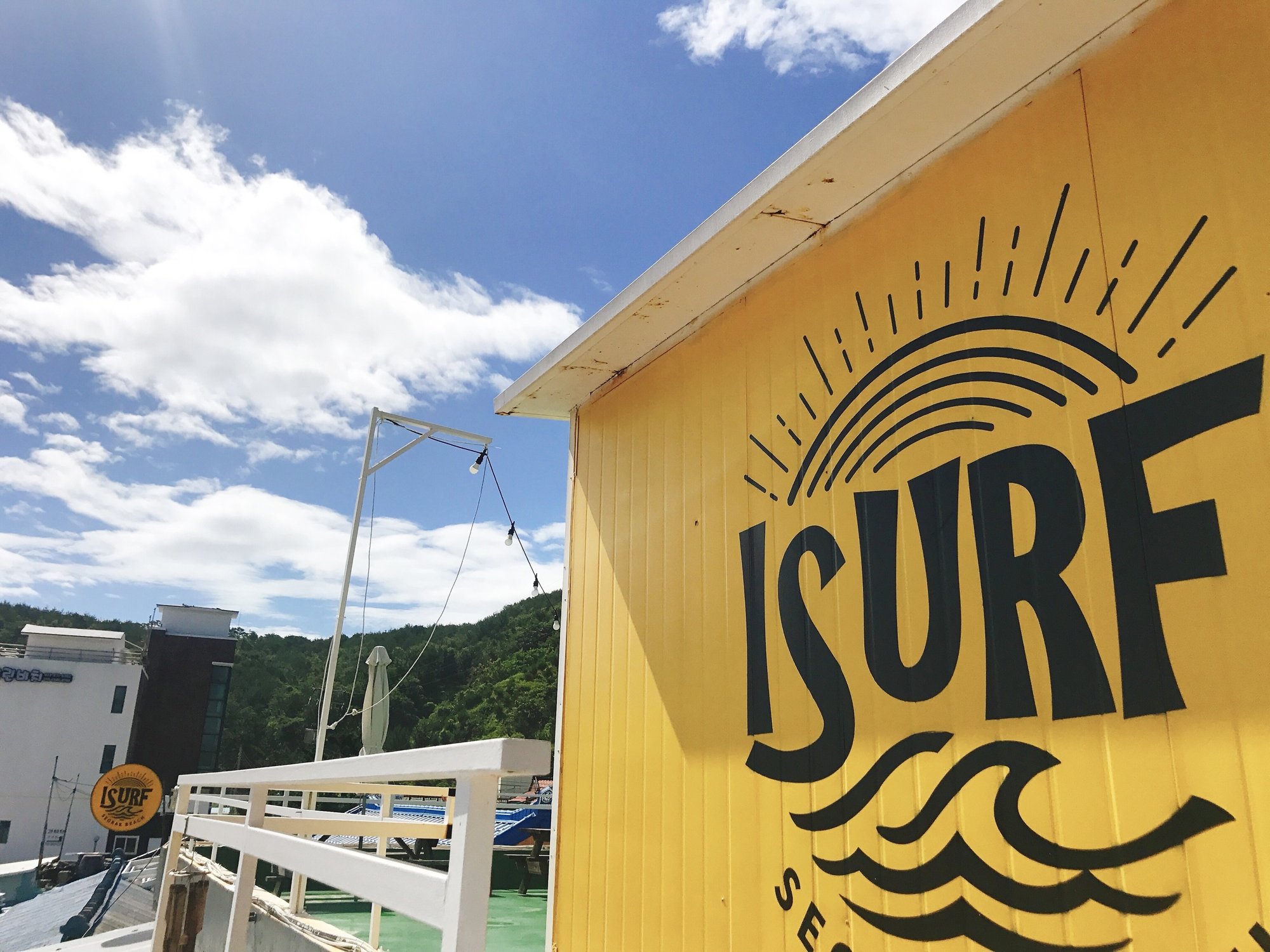 ISURF 로고 벽